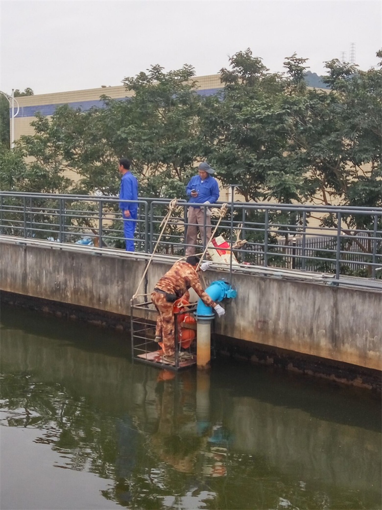 大学城厂抢修二期鼓风机空气管道.jpg